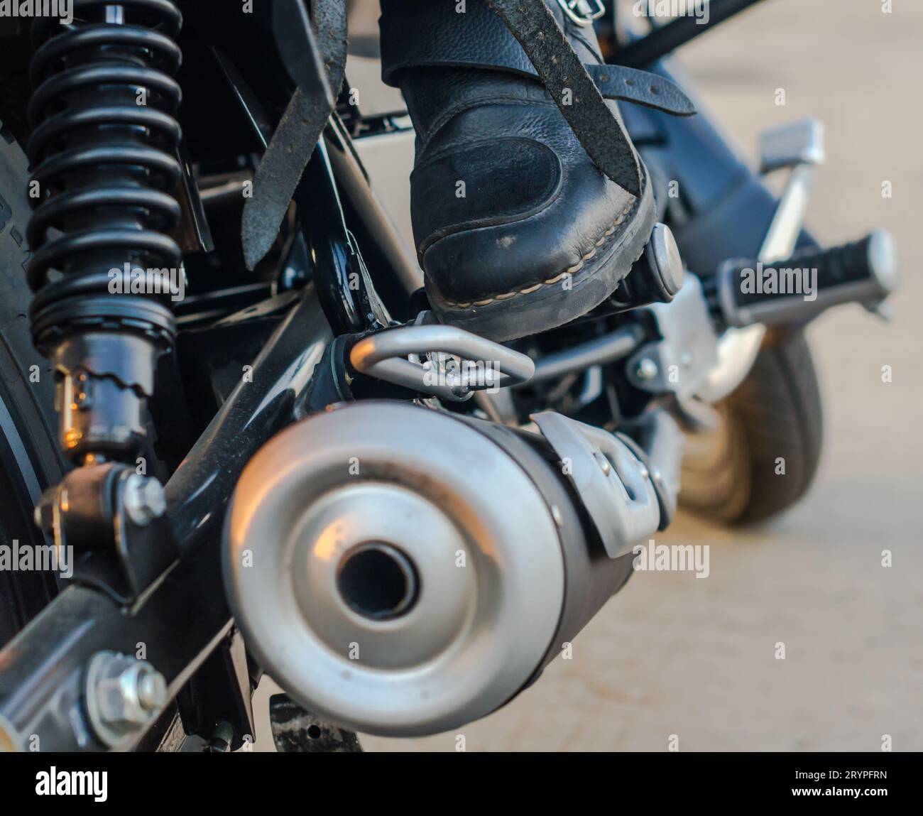 Bottes moto biker sur fond de moto gros plan Banque D'Images