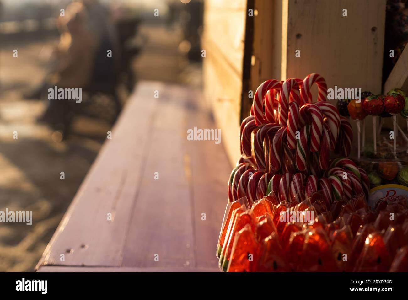 Pains d'épices, bonbons et noix sur un marché de Noël Banque D'Images