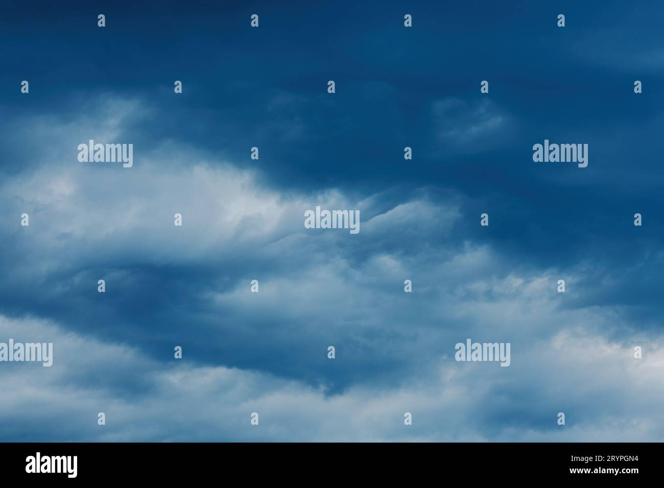 Ciel dramatique, nuages orageux avant la pluie pour les prévisions météorologiques et la météorologie de fond Banque D'Images