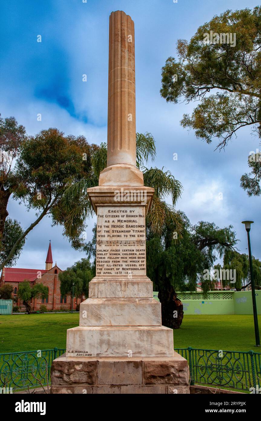 Un mémorial aux héroïques bandeurs du RMS Titanic qui continuaient à jouer pendant le naufrage du navire, érigé en leur mémoire dans la ville minière australienne de Broken Hill. Banque D'Images