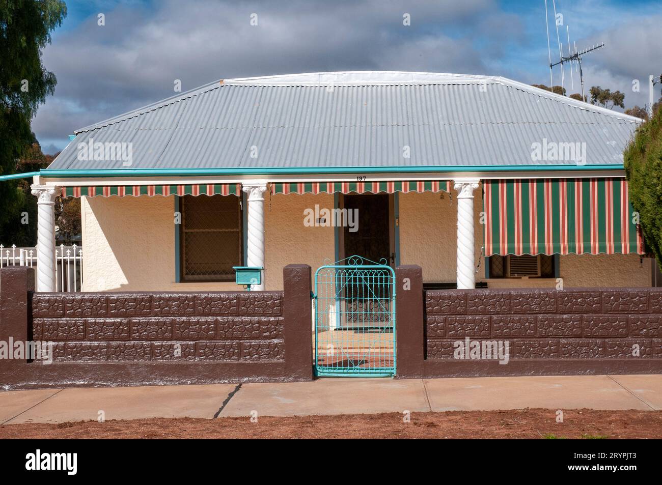 Un exemple d'un type d'architecture de maison propre à Broken Hill où la maison est revêtue de fer ondulé et la véranda avant est soutenue par quatre colonnes de style néo-classique. Une caractéristique est que beaucoup de maisons ont souvent l'unité de climatisation évaporative sur le toit en fer ondulé ; une idée très innovante au moment où ils ont été construits. Banque D'Images