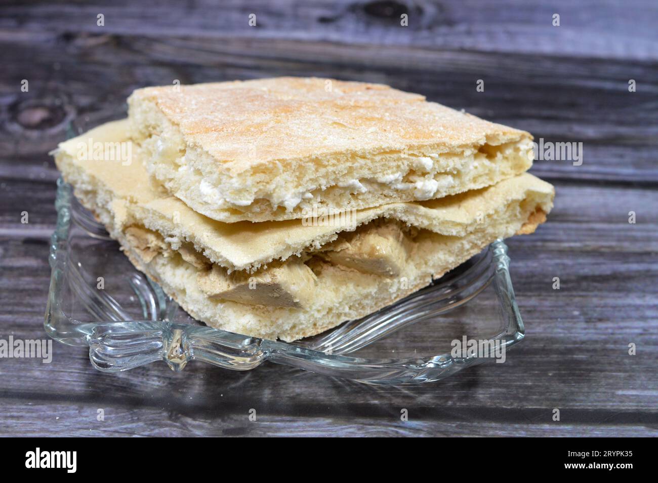 Un fromage blanc Feta et Tahini Halawa halva dans un pain de maïs, un pain rapide à base de semoule de maïs, la cuisine du sud des États-Unis, avec des origines Banque D'Images