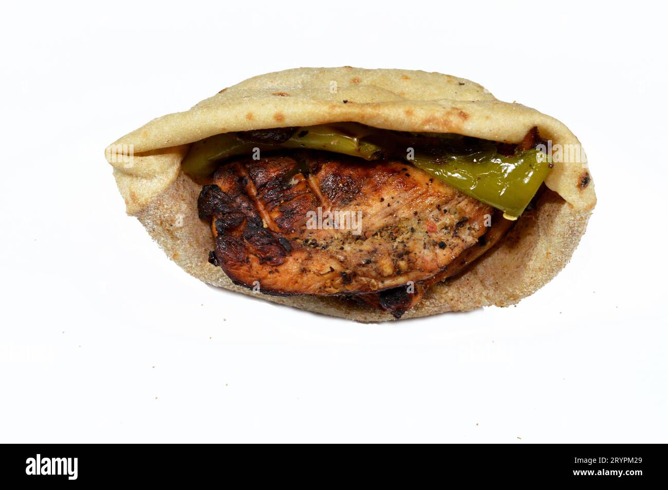 Sandwich de poulet grillé et rôti sur un grill au charbon de bois, servi avec poivrons verts grillés et poivrons, grill de viande de poulet, Mesahab cuit sur Banque D'Images