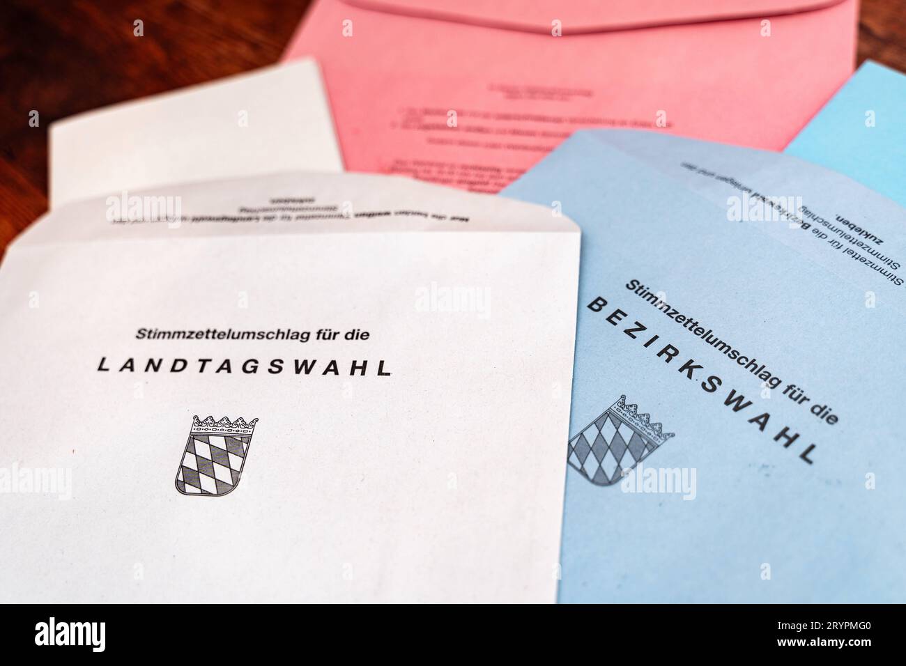 Augsbourg, Bavière, Allemagne. 29 septembre 2023. Enveloppes pour le vote par correspondance pour les prochaines élections d'État et de district en Bavière le 8 octobre *** Umschläge zur Briefwahl zur bevorstehendenen Landtagswahl und Bezirkswahl in Bayern am 8 Oktober Credit : Imago/Alamy Live News Banque D'Images