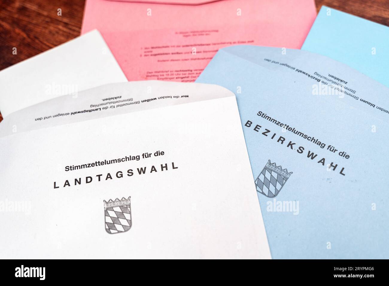 Augsbourg, Bavière, Allemagne. 29 septembre 2023. Enveloppes pour le vote par correspondance pour les prochaines élections d'État et de district en Bavière le 8 octobre *** Umschläge zur Briefwahl zur bevorstehendenen Landtagswahl und Bezirkswahl in Bayern am 8 Oktober Credit : Imago/Alamy Live News Banque D'Images