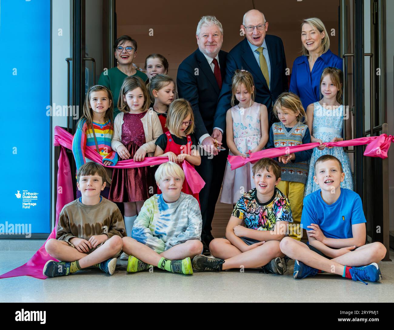 Ministre de la Culture Angus Robertson, John Leighton & Children Curing Ribbon, cérémonie d'ouverture des National Galleries of Scotland, Édimbourg, Royaume-Uni Banque D'Images
