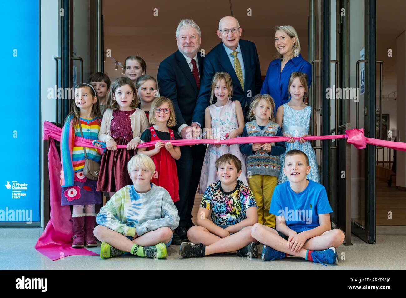 Ministre de la Culture Angus Robertson, John Leighton & Children Curing Ribbon, cérémonie d'ouverture des National Galleries of Scotland, Édimbourg, Royaume-Uni Banque D'Images