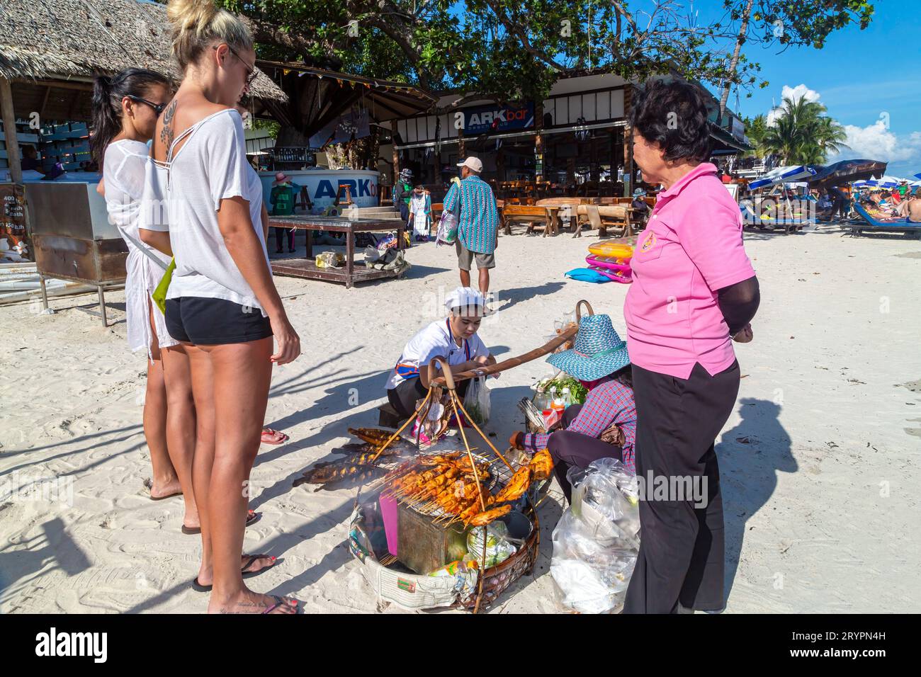 Touriste achetant auprès du vendeur thaïlandais local, Chaweng Beach, Ko Samui, Thaïlande Banque D'Images