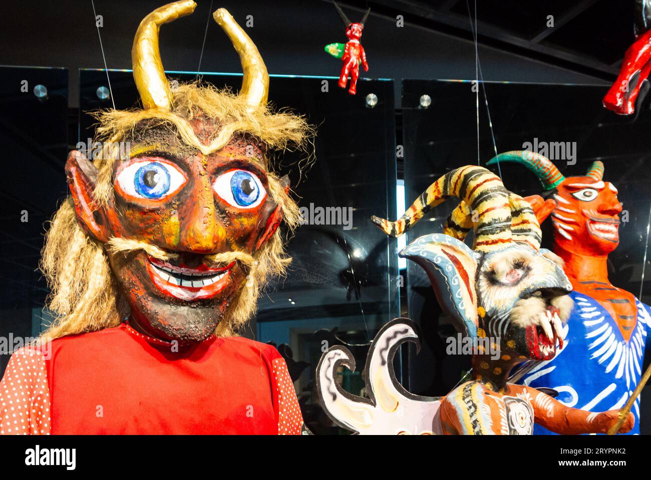 Mexico, CDMX, Mexique, Figurines de démons rouges au Museo de Arte Popular( en anglais, Museum of Popular Art Editorial uniquement. Banque D'Images