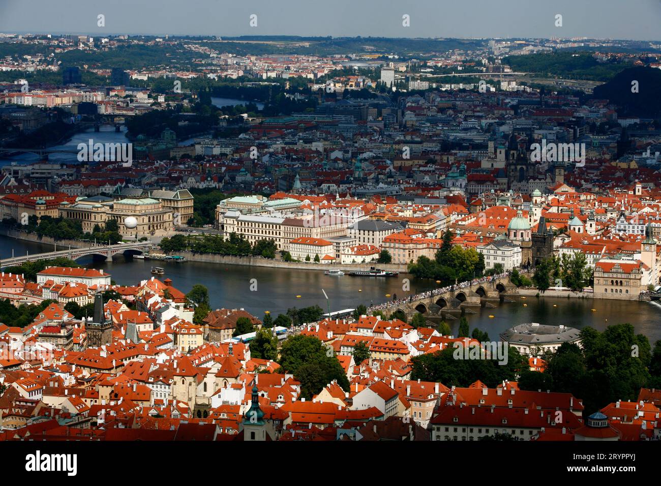Vue sur le pont charles et Stare Mesto depuis la colline de Petrin, Prague, République tchèque. Banque D'Images