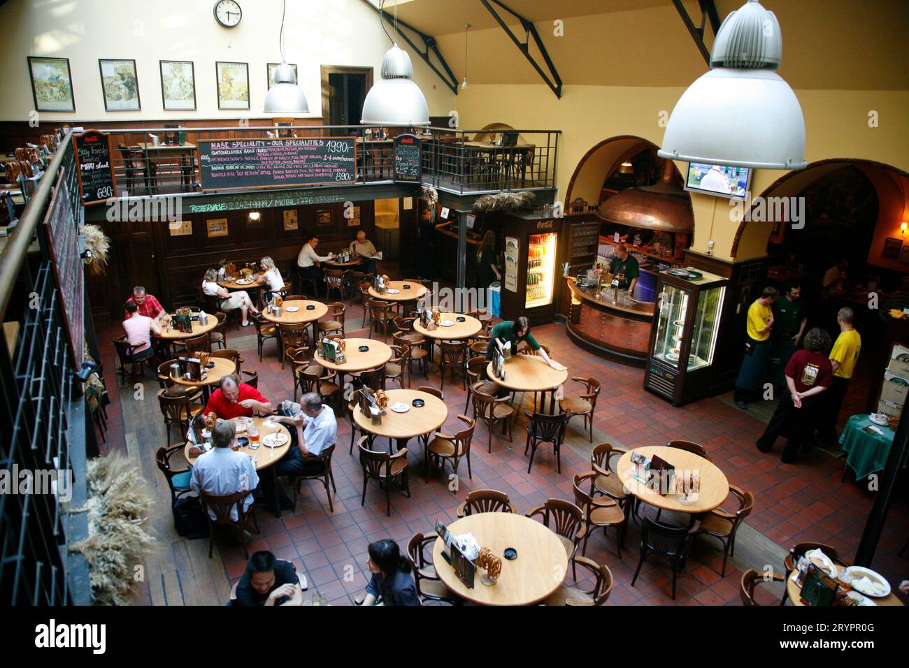 Personnes assises à U Vejvodu Beer Hall, Stare Mesto, Prague, République tchèque. Banque D'Images