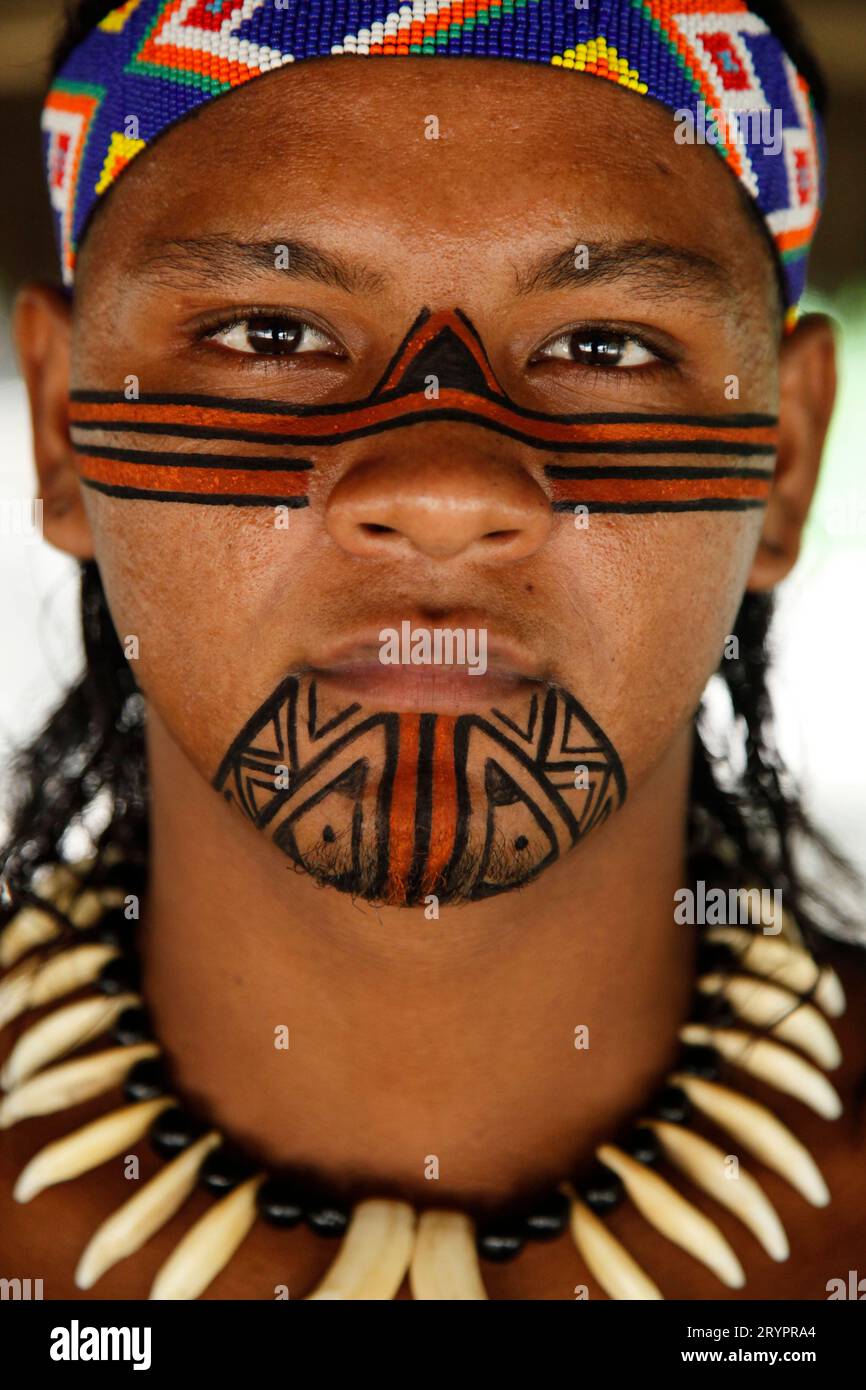 Portrait d'un homme Indien pataxó au Reserva Indigena da Jaqueira près de Porto Seguro, Bahia, Brésil. Banque D'Images