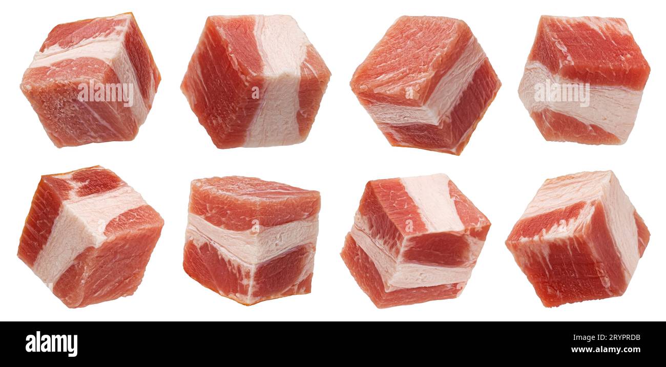 Pancetta italienne, cubes de bacon isolés sur fond blanc Banque D'Images