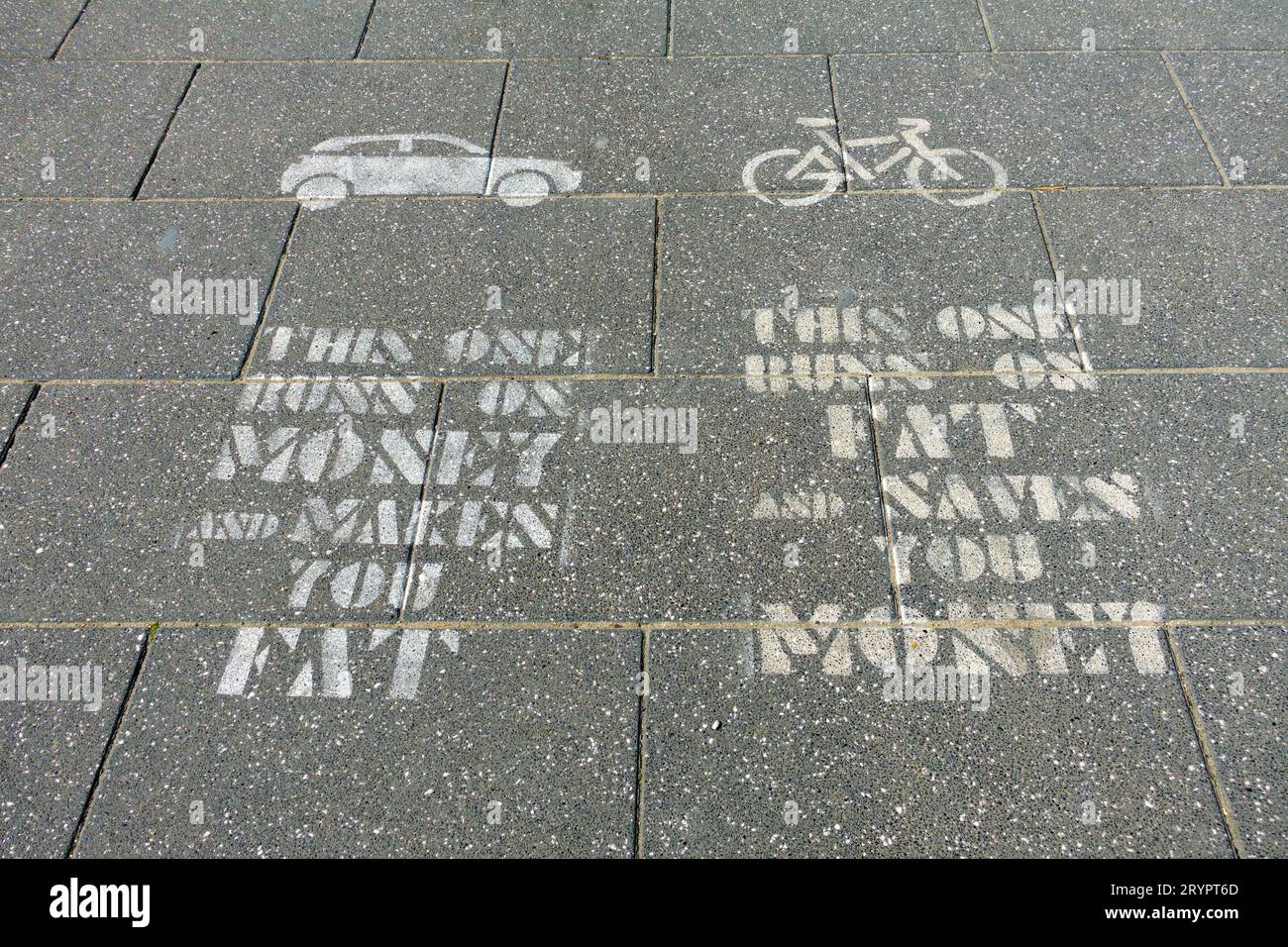 Message stencil sur la santé et l'environnement, car v bike, sur une passerelle en dalle de pavage à Bruxelles, belgique Banque D'Images