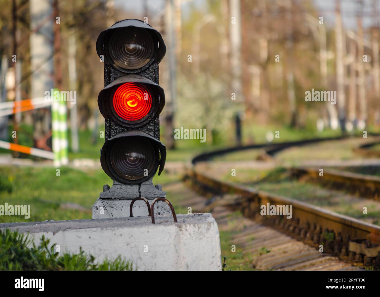 Sémaphore avec un signal rouge près de la voie ferrée Banque D'Images