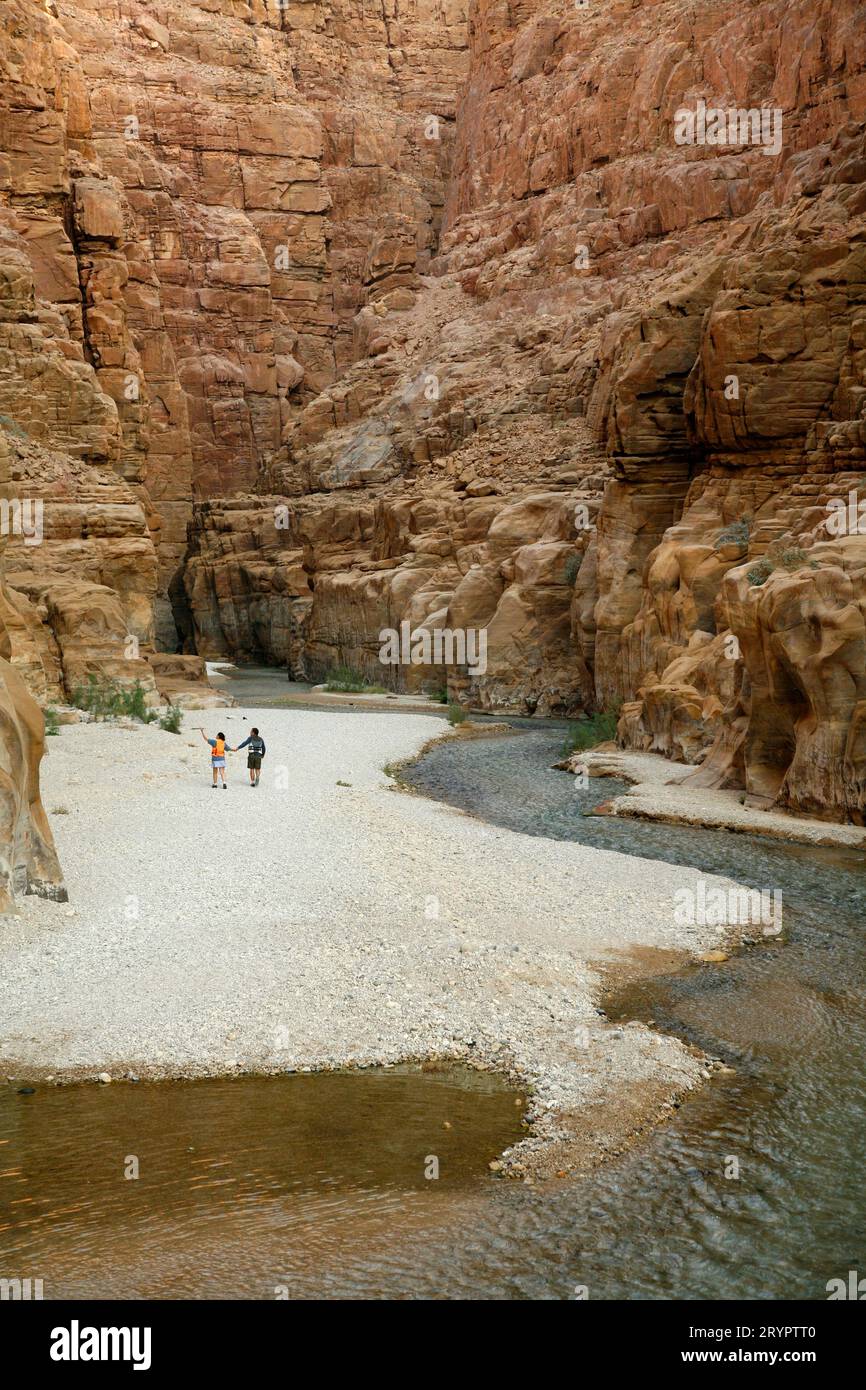 Marcher le long d'une rivière canyon en Jordanie Banque D'Images