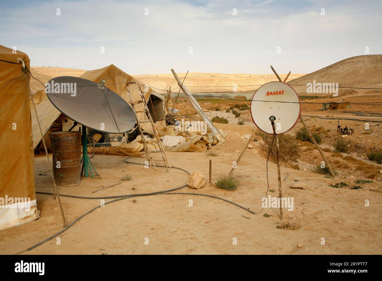 Antennes paraboliques dans un camp bédouin Banque D'Images
