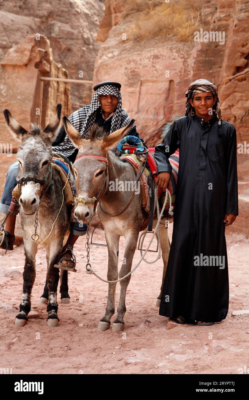 Portrait de jeunes bédouins avec des ânes Banque D'Images