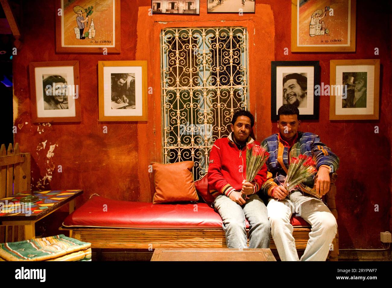 Hommes vendant des fleurs dans une boîte de nuit tunisienne Banque D'Images