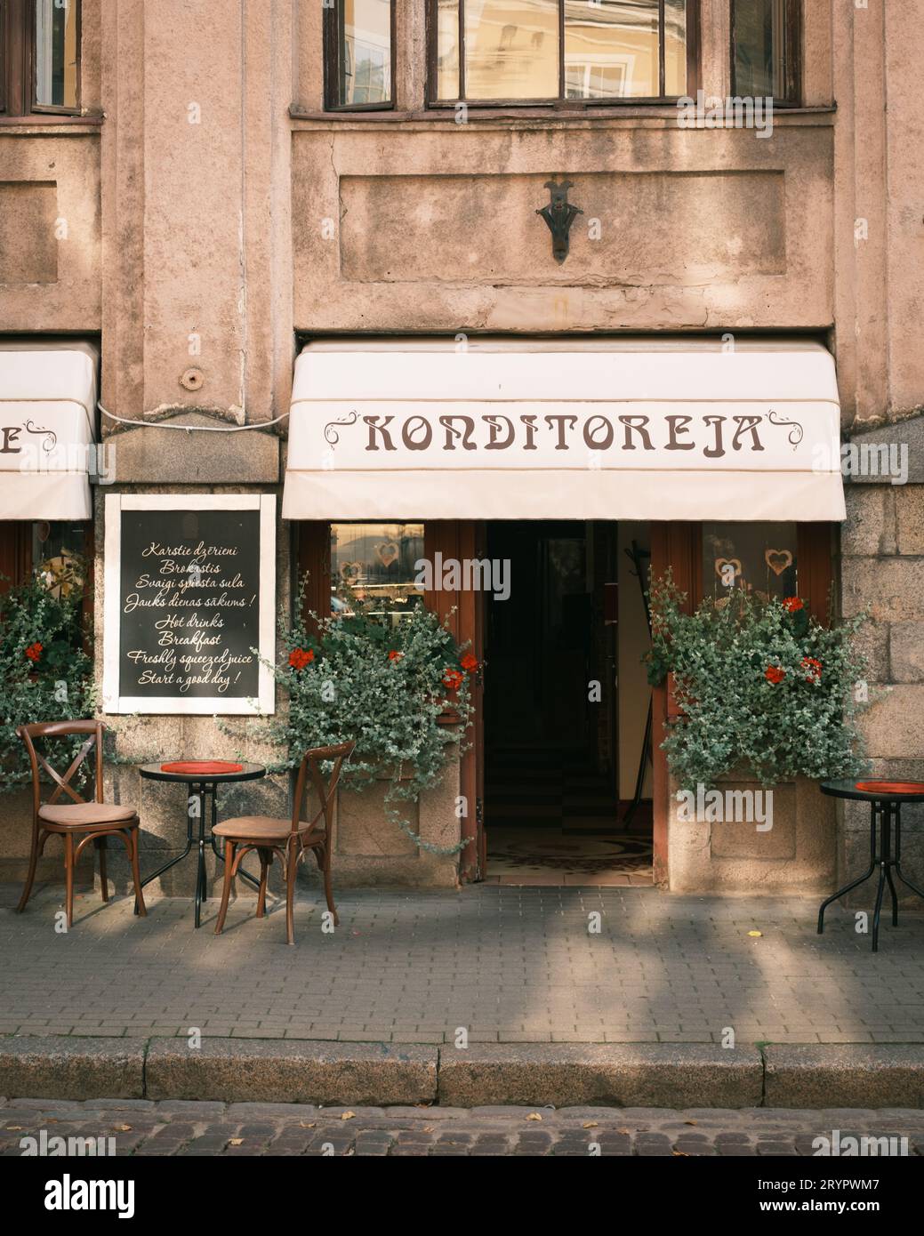 Un café français à Riga, Lettonie Banque D'Images