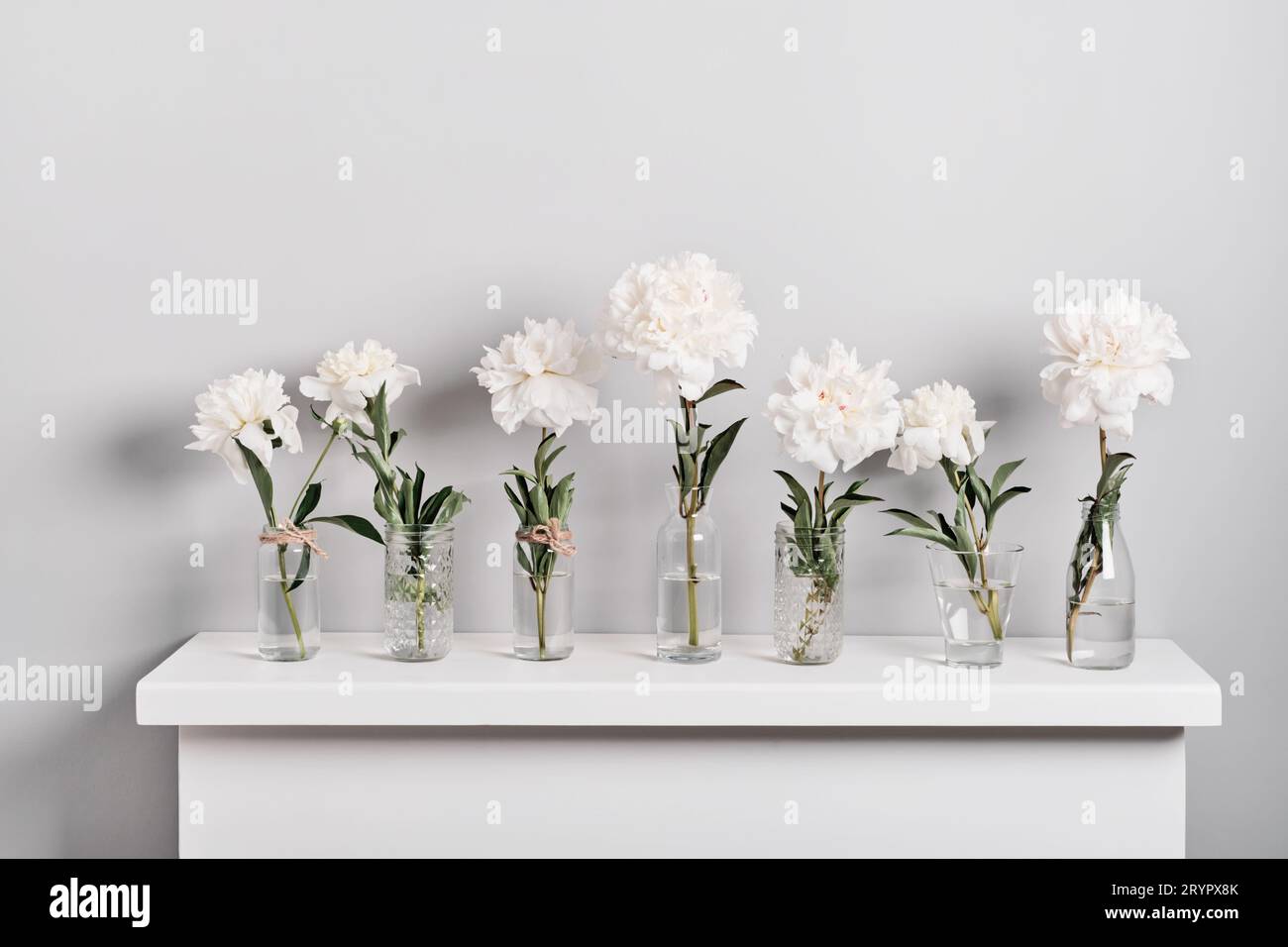 Décoration élégante de fleurs de pivoines blanches sur la cheminée.Décor fleuri minimaliste Banque D'Images