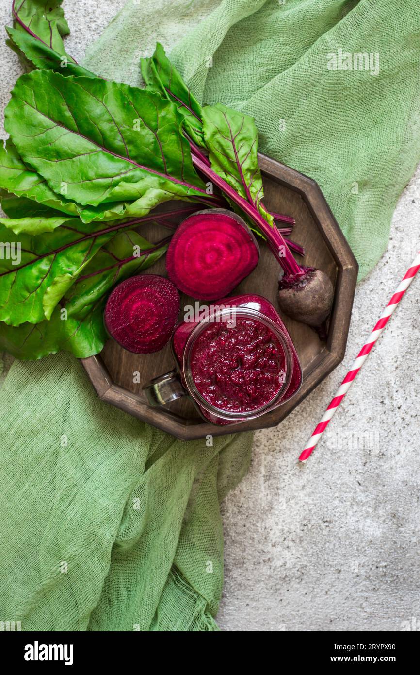 Boisson détox de betteraves. Smoothies rouges et ingrédients. Vue de dessus avec espace de copie Banque D'Images