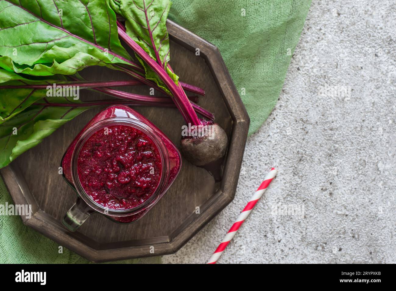 Boisson détox de betteraves. Smoothies rouges, concept détox. Vue de dessus avec espace de copie Banque D'Images