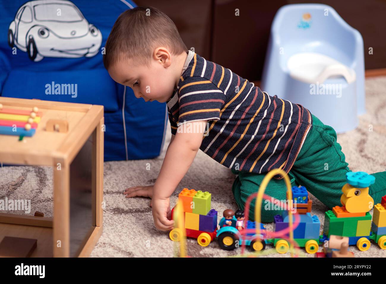 Petit garçon jouant avec des jouets à la maison Banque D'Images