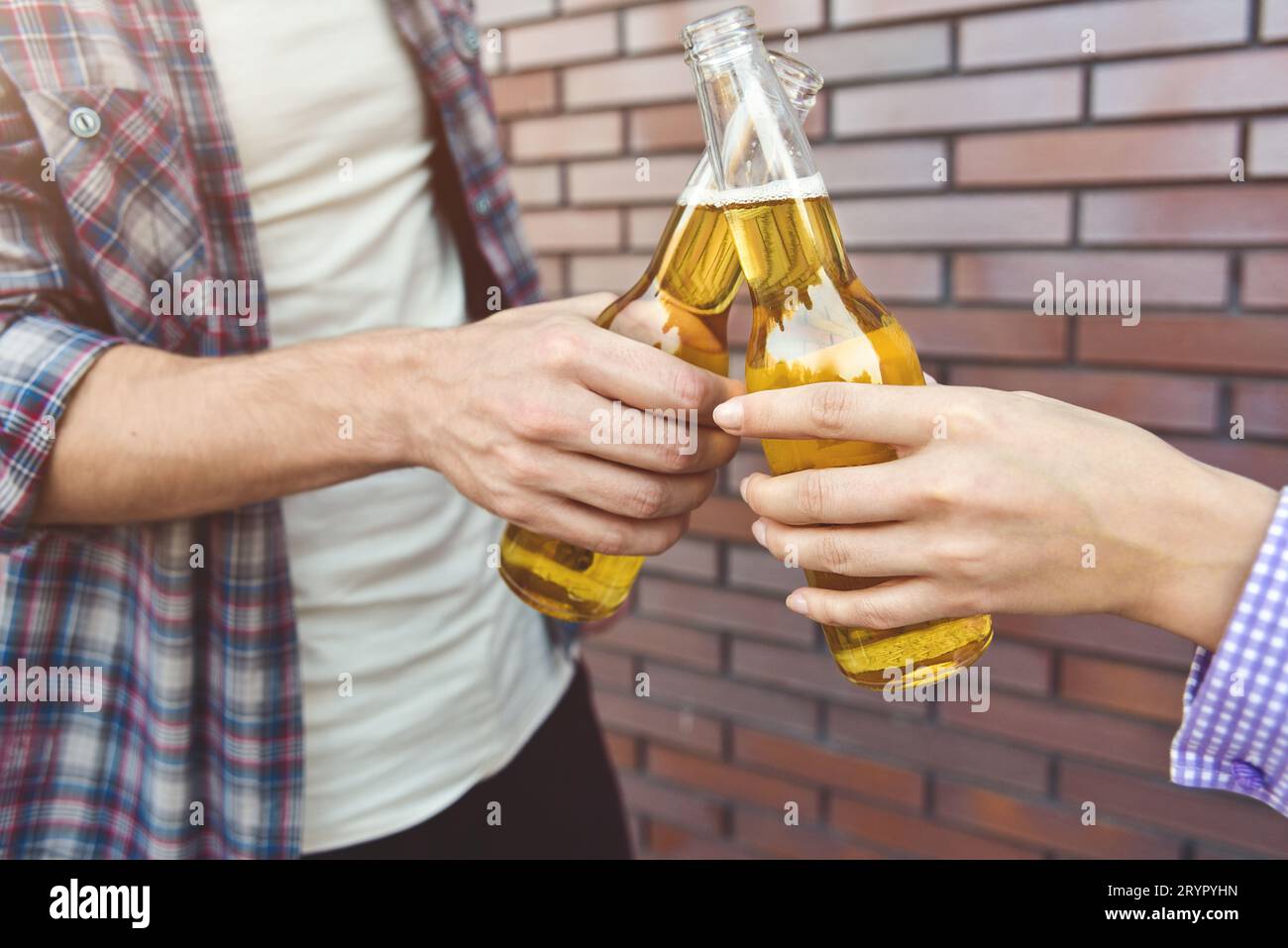 Couple de jeunes amis s'amusant avec de la bière dans la rue. Banque D'Images