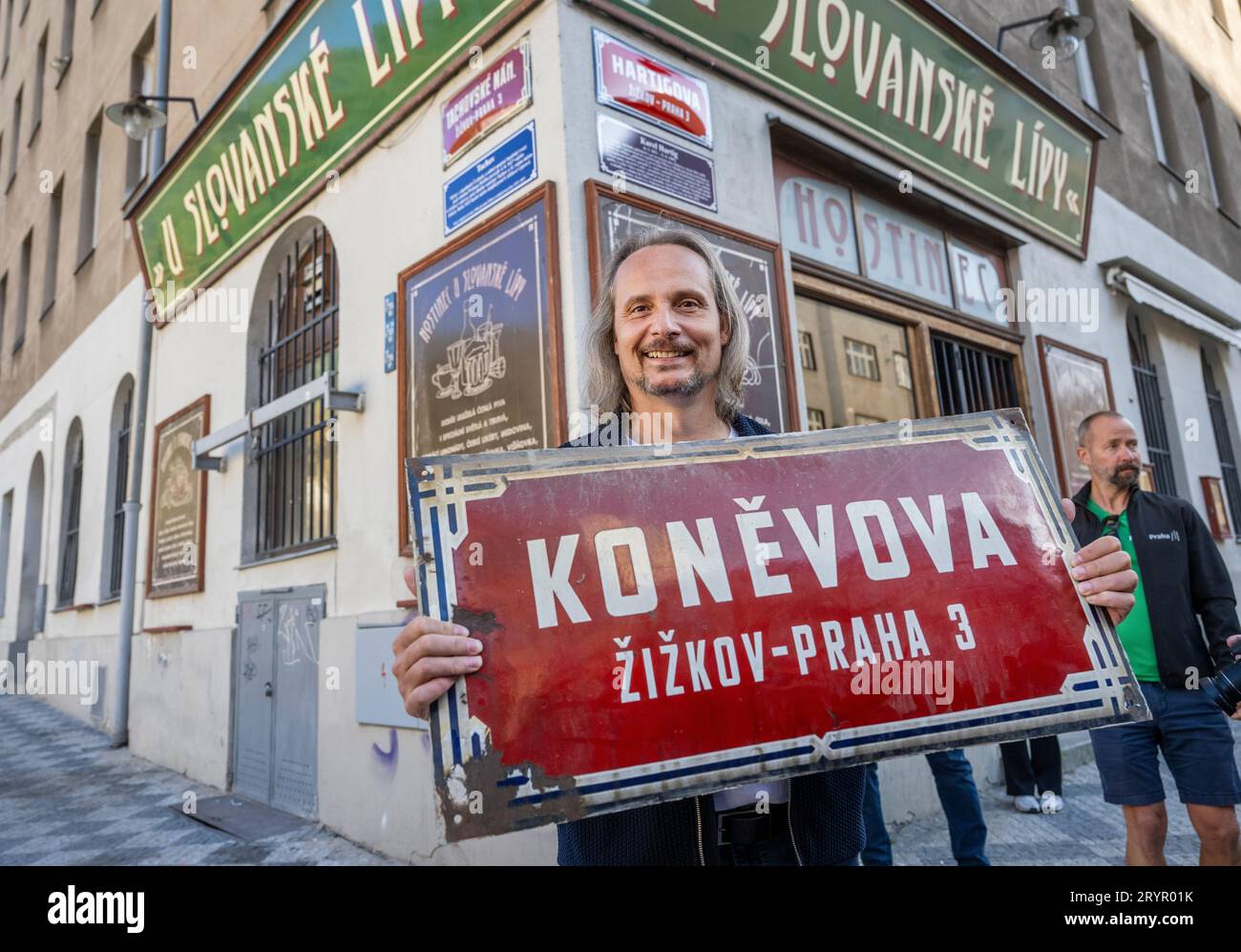 Le dévoilement du premier panneau de rue de Hartig (Hartigova) dans l'ancienne rue Konev (Konevova) a eu lieu le 2 octobre 2023, à Prague, en République tchèque. La rue Konevova de Prague sera officiellement nommée rue Hartigova en l'honneur du premier maire du district de Zizkov à partir du 1 octobre 2023. Le maréchal Ivan Konev, commandant de la Seconde Guerre mondiale, a ensuite dirigé la répression sanglante du soulèvement de 1956 en Hongrie et a également été actif à Berlin pendant la construction du mur de Berlin. Le district de la ville a initié le changement de nom à l'instigation du Club des amis de Zizkov. Sur la photo président des amis de Banque D'Images