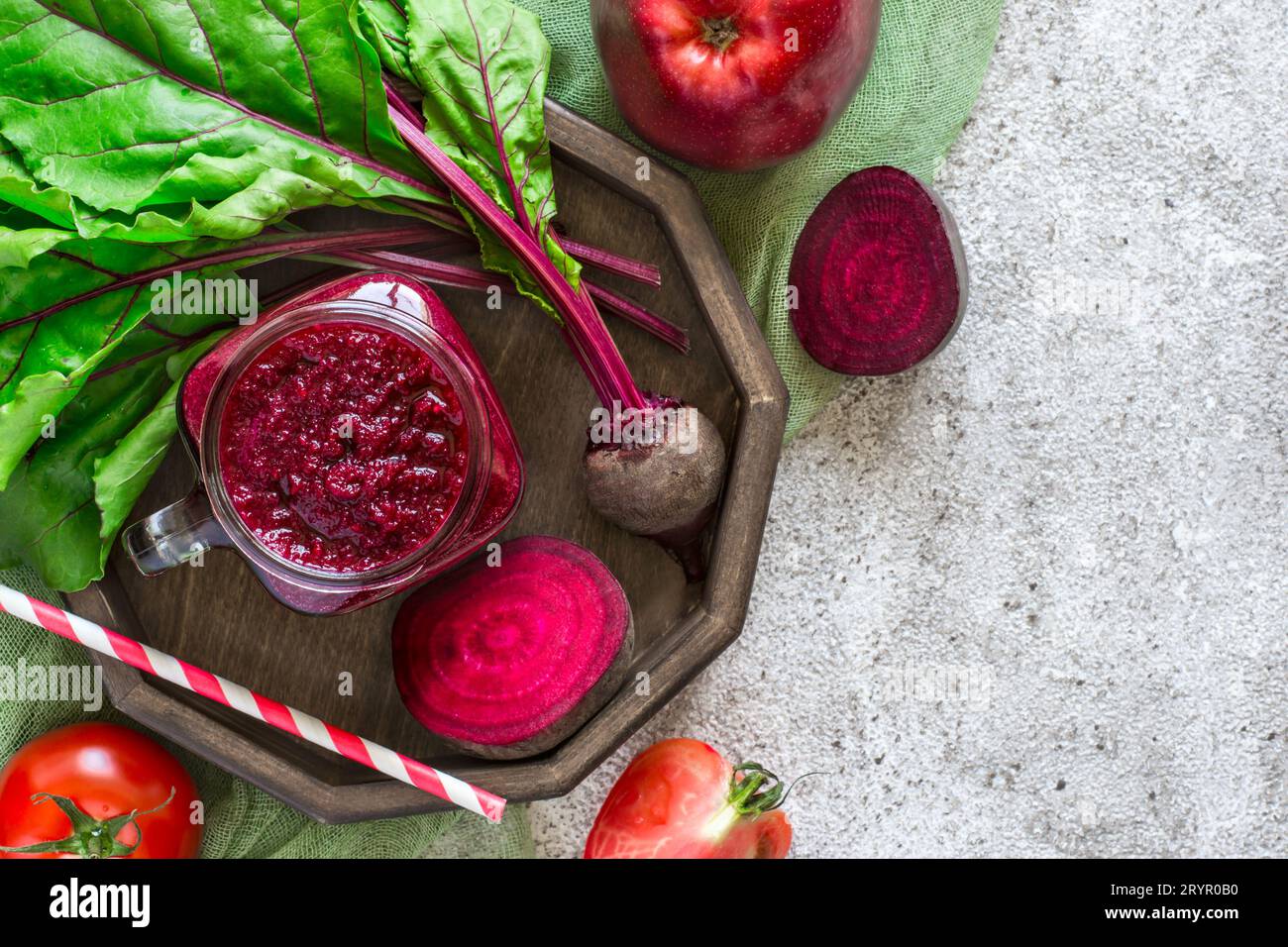 Boisson détox de betteraves. Smoothies rouges et ingrédients, concept détox. Vue de dessus avec espace de copie Banque D'Images