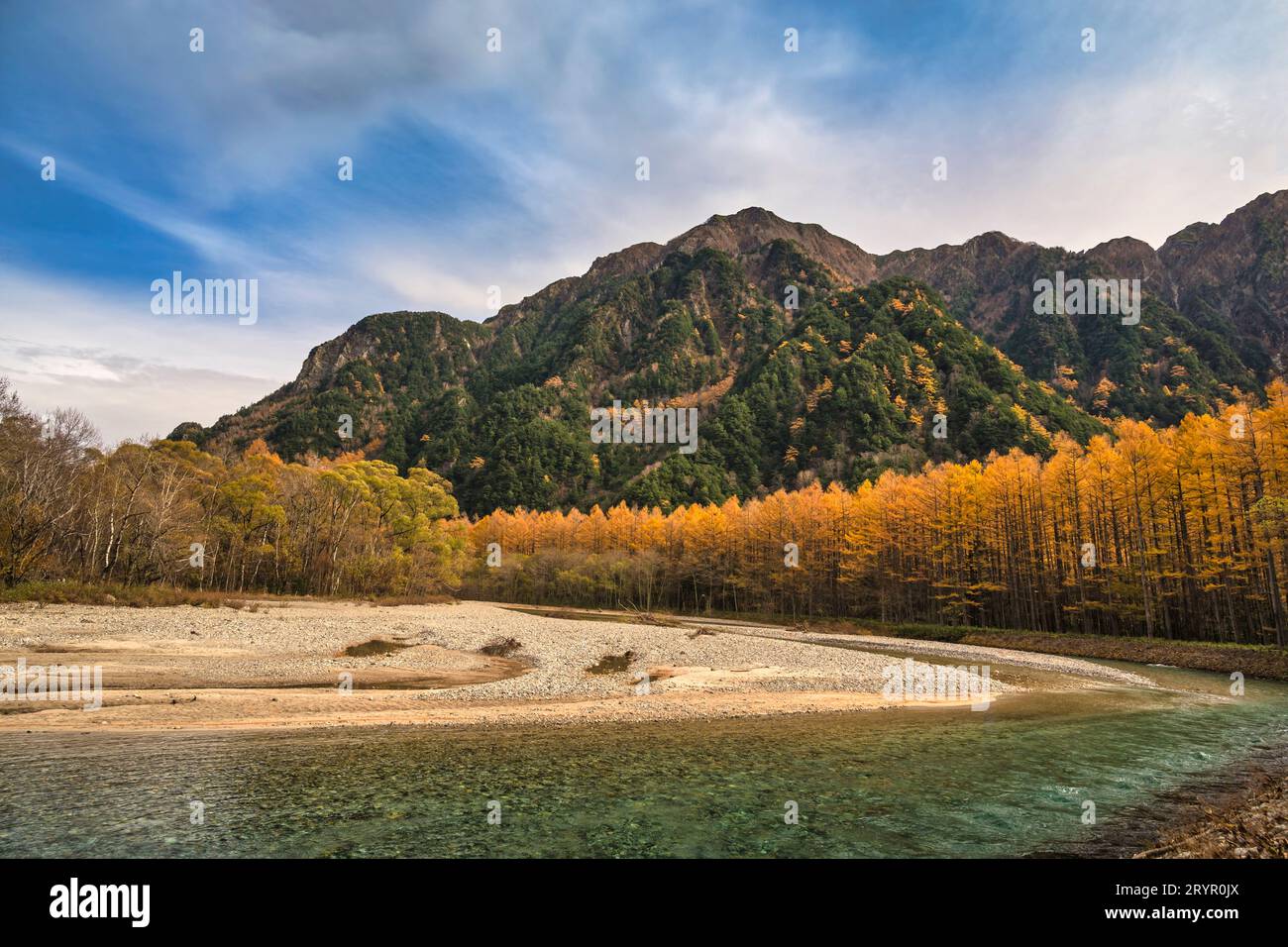 Paysage naturel à Kamikochi Japon, saison des feuillages d'automne avec étang et montagne Banque D'Images