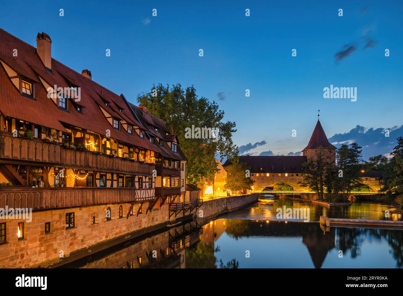Nuremberg (Nurnberg) Allemagne, horizon nocturne de la ville à Wasserturm et vue sur la rivière Pegnitz depuis Max Bridg Banque D'Images