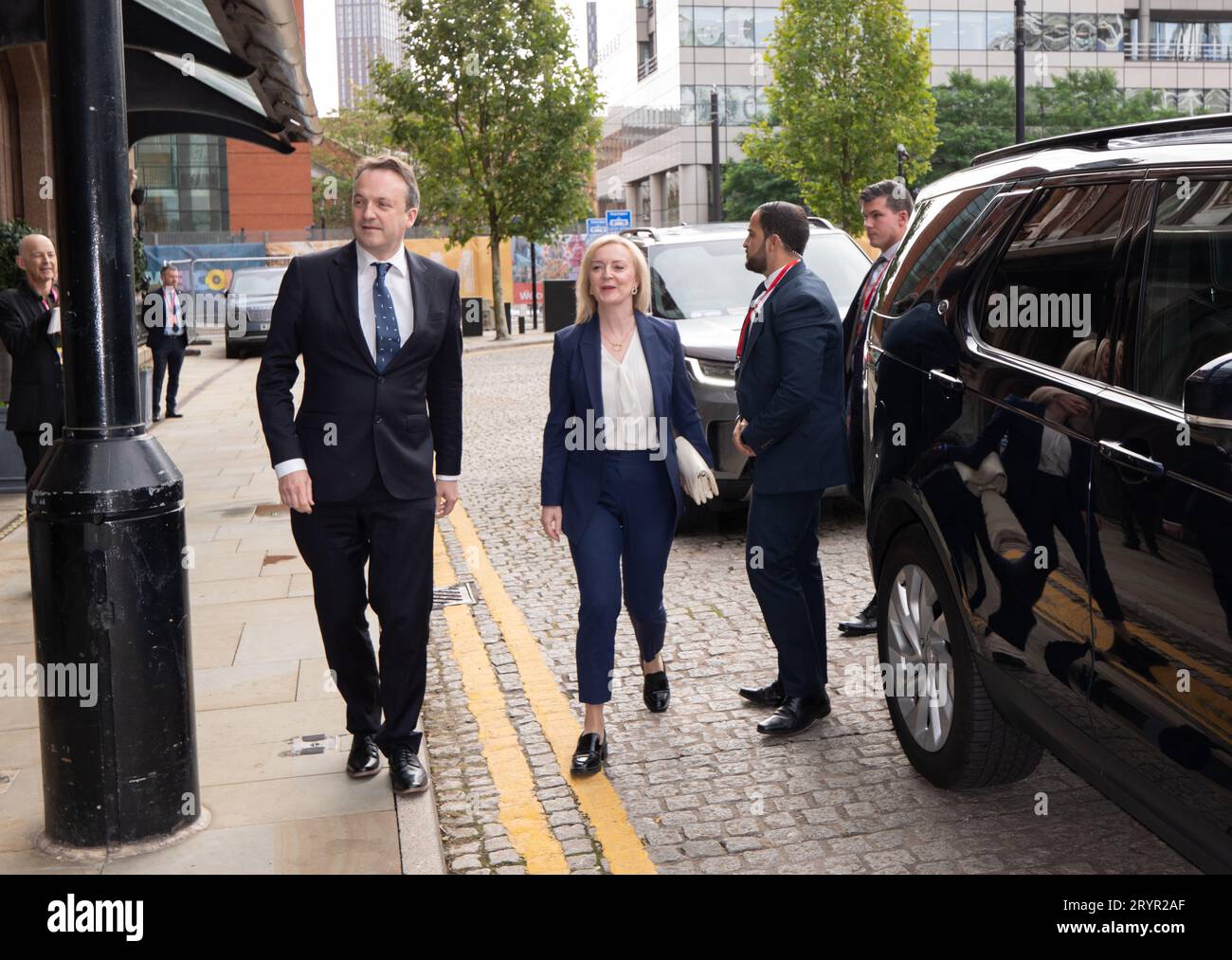 Manchester, Royaume-Uni. 02 octobre 2023. L'ex-PM Liz Truss arrive pour une conférence de réunion marginale à l'hôtel Midland qui a été bien assisté par les grands frappeurs du Parti Tory, y compris Priti Patel et Michael Gove. Conférence conservatrice 2023. Midland Hotel Manchester. Photo : Garyroberts/worldwidefeatures.com crédit : GaryRobertsphotography/Alamy Live News Banque D'Images