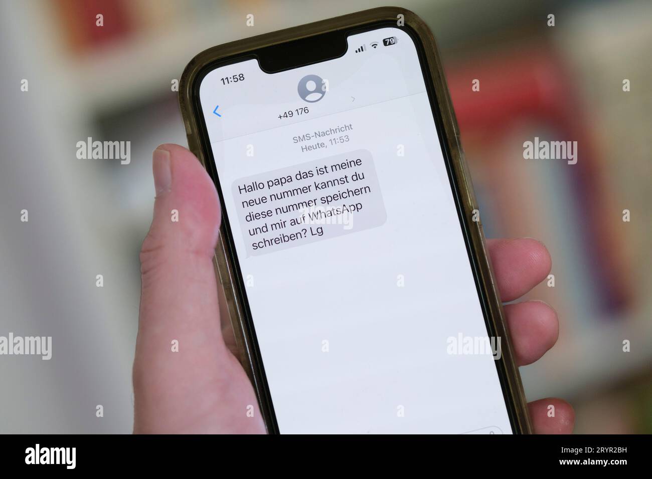 Main tient un téléphone portable avec un WhatsApp Banque D'Images