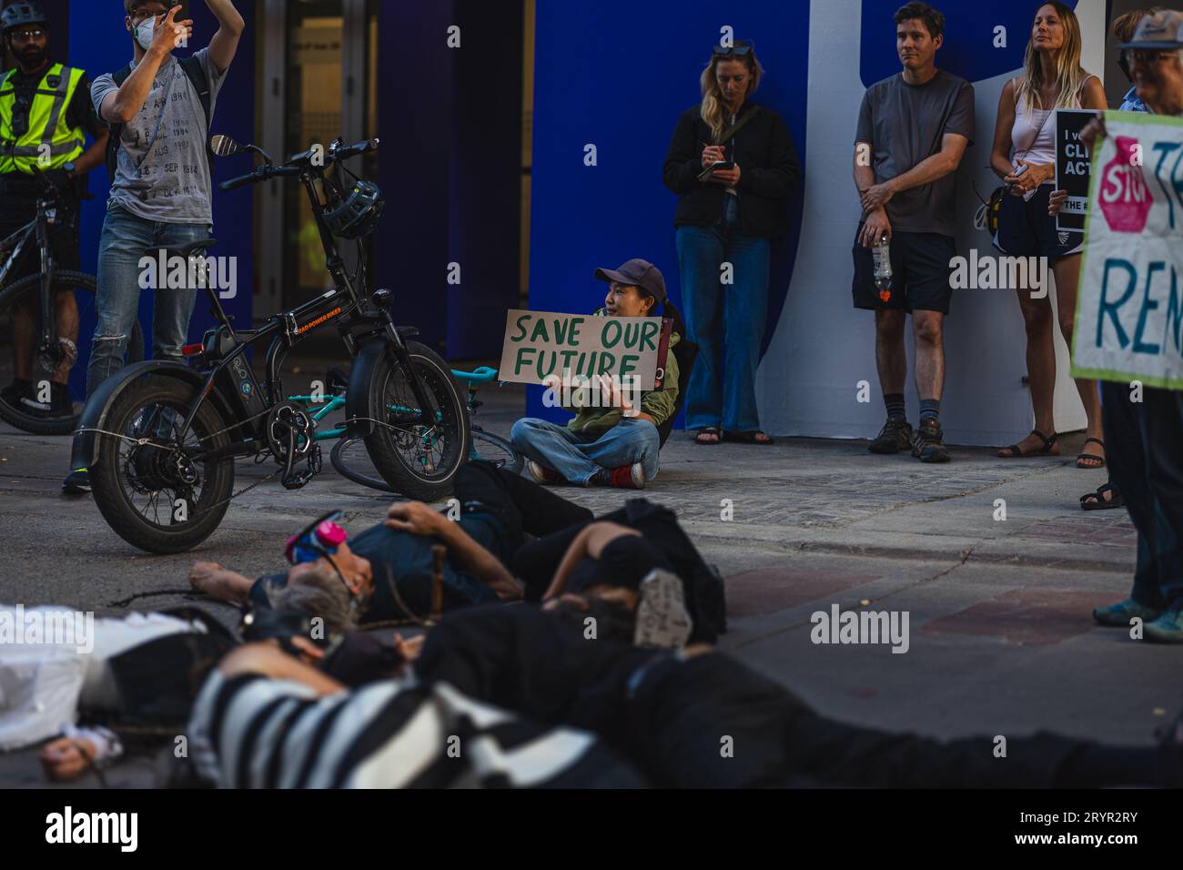 Des activistes du changement climatique manifestent et brandissent des panneaux Banque D'Images