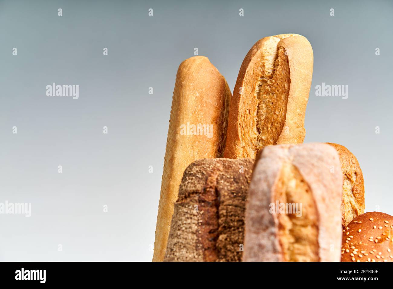 Différents types de baguettes à pain français dans un sac en papier sur fond blanc avec espace de copie Banque D'Images