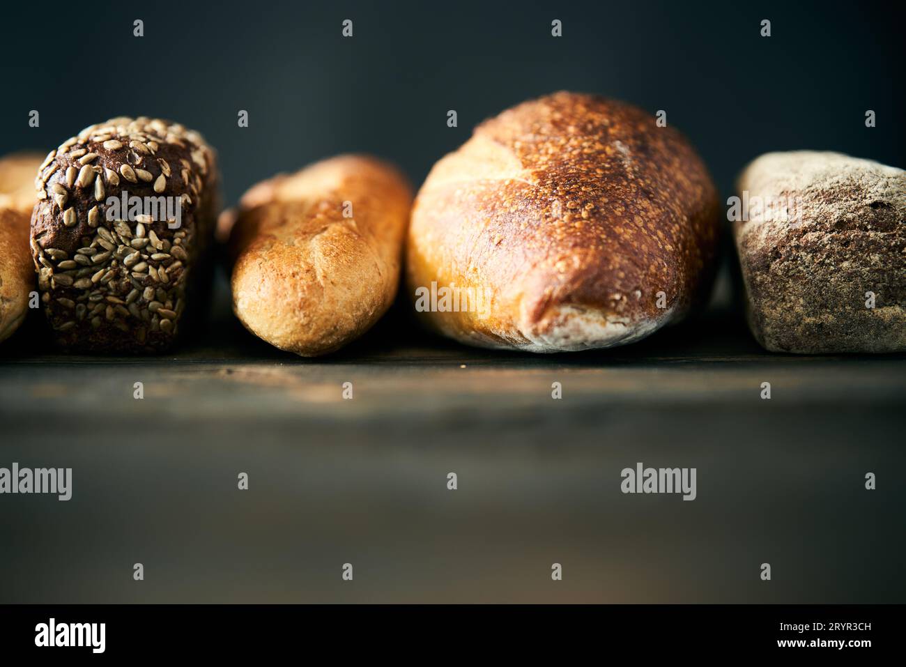 Différents types de miches de pain se rapprochent avec de l'espace de copie Banque D'Images