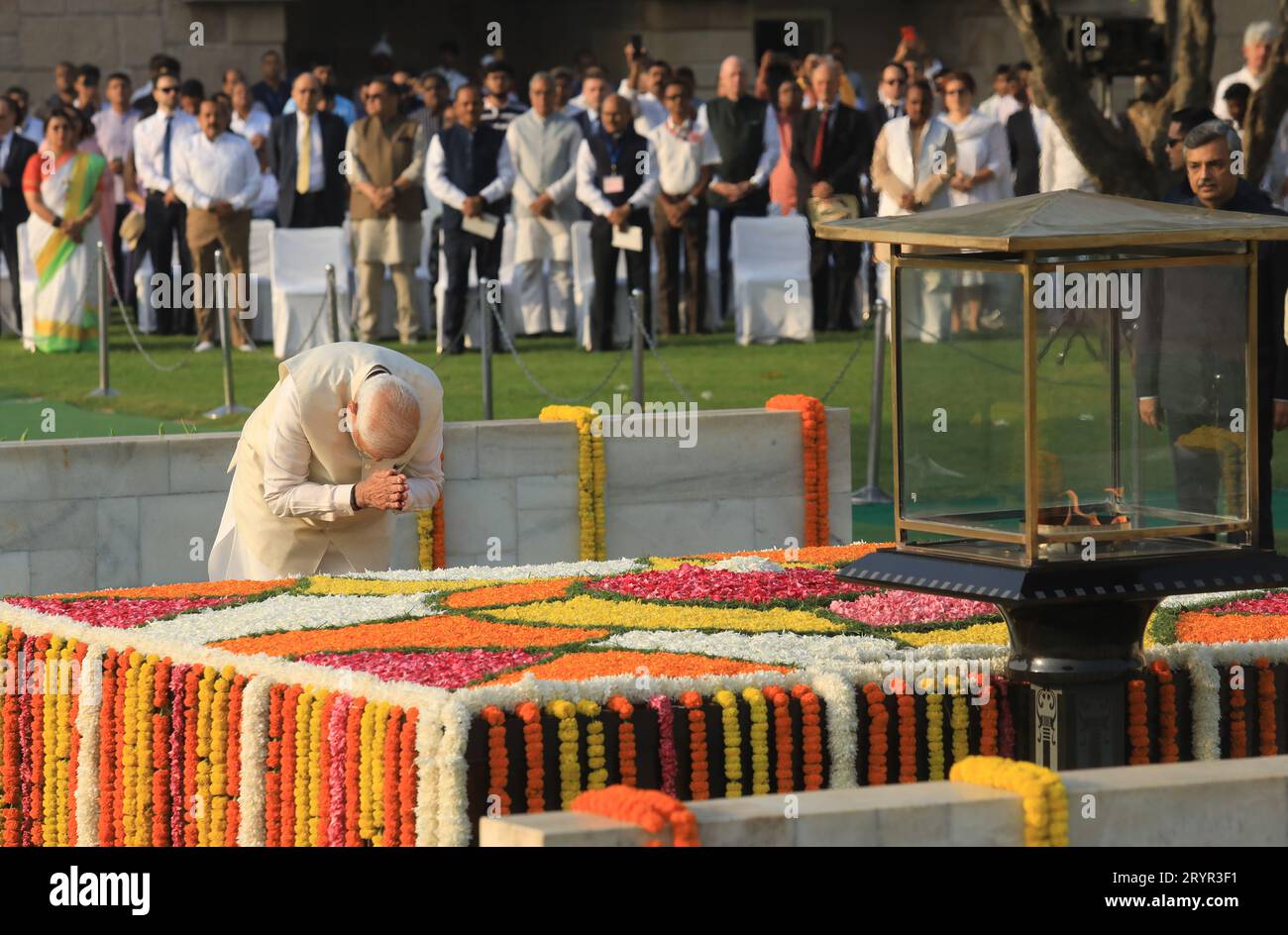 New Delhi, Inde. 02 octobre 2023. Le Premier ministre Narendra Modi rend hommage au Mahatma Gandhi à l'occasion de son 154e anniversaire de naissance à son mémorial Rajghat. Gandhi Jayanti est célébré chaque année le 2 octobre. Mahatma Gandhi, également connu sous le nom de Père de la Nation, Bapu ou Mahatma, joue un rôle clé dans le mouvement de liberté de l'Inde et démontre le pouvoir de la non-violence. Il a inspiré leader à travers le monde avec ses valeurs et ses principes. Crédit : SOPA Images Limited/Alamy Live News Banque D'Images