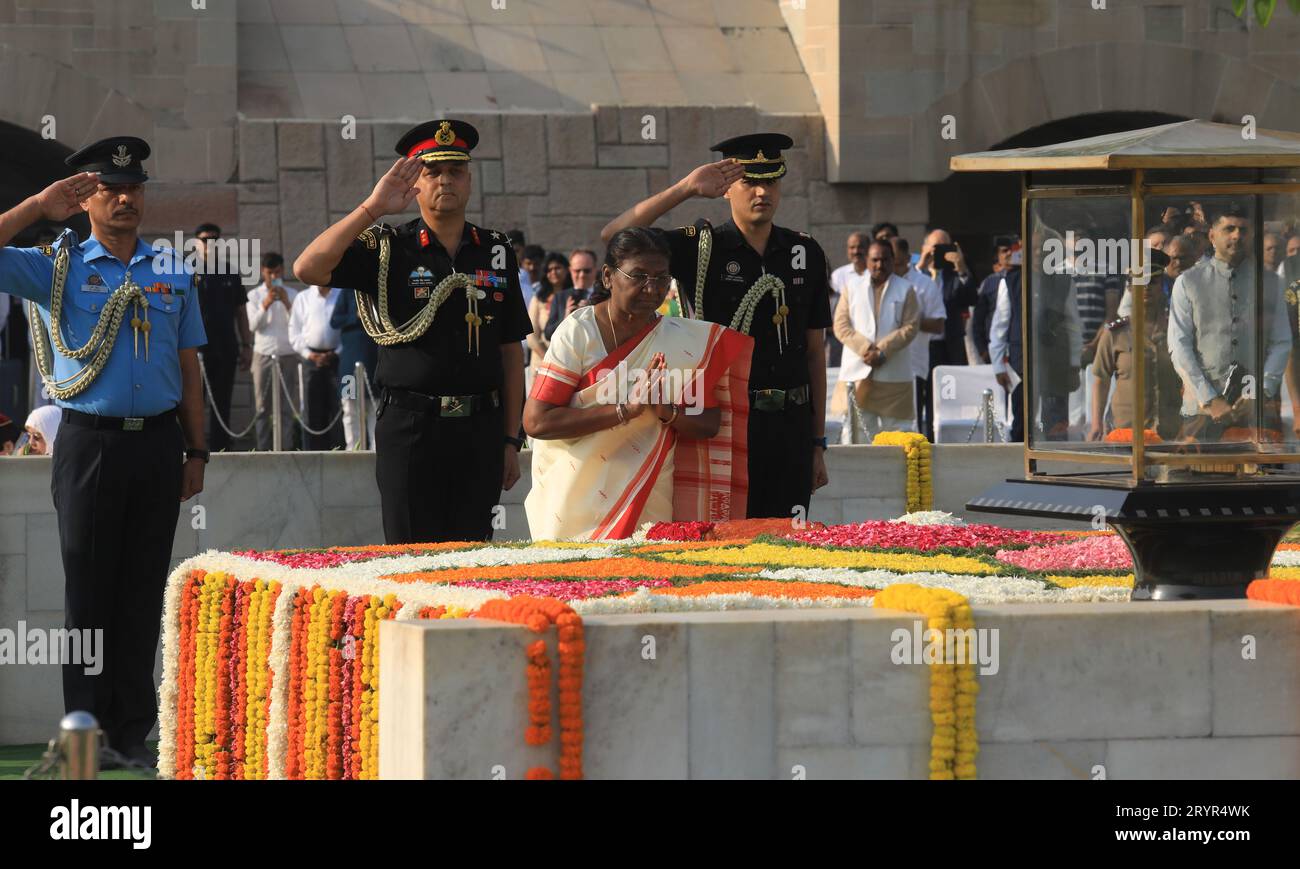 New Delhi, Inde. 02 octobre 2023. Présidente de l’Inde, Droupadi Murmu rend hommage au Mahatma Gandhi à l’occasion de son 154e anniversaire de naissance à son mémorial Rajghat. Gandhi Jayanti est célébré chaque année le 2 octobre. Mahatma Gandhi, également connu sous le nom de Père de la Nation, Bapu ou Mahatma, joue un rôle clé dans le mouvement de liberté de l'Inde et démontre le pouvoir de la non-violence. Il a inspiré leader à travers le monde avec ses valeurs et ses principes. (Photo Naveen Sharma/SOPA Images/Sipa USA) crédit : SIPA USA/Alamy Live News Banque D'Images