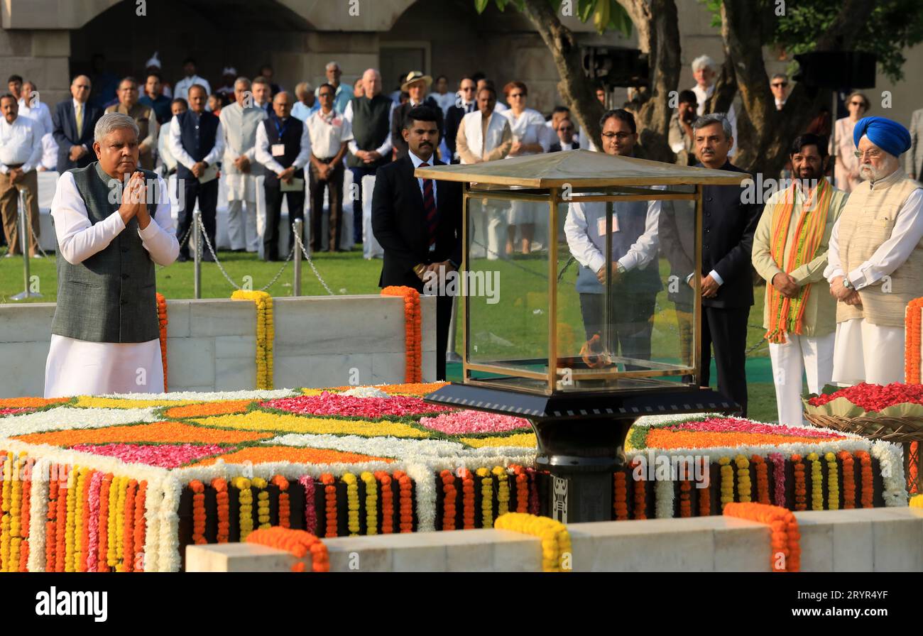 New Delhi, Inde. 02 octobre 2023. Vice-président de l'Inde, Jagdeep Dhankhar, rend hommage au Mahatma Gandhi à l'occasion de son 154e anniversaire de naissance à son mémorial Rajghat. Gandhi Jayanti est célébré chaque année le 2 octobre. Mahatma Gandhi, également connu sous le nom de Père de la Nation, Bapu ou Mahatma, joue un rôle clé dans le mouvement de liberté de l'Inde et démontre le pouvoir de la non-violence. Il a inspiré leader à travers le monde avec ses valeurs et ses principes. (Photo Naveen Sharma/SOPA Images/Sipa USA) crédit : SIPA USA/Alamy Live News Banque D'Images