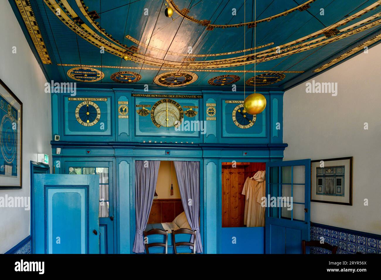 Cette chambre bleue antique dispose d''un élégant mobilier blanc et or et d''un plafond au design complexe Banque D'Images