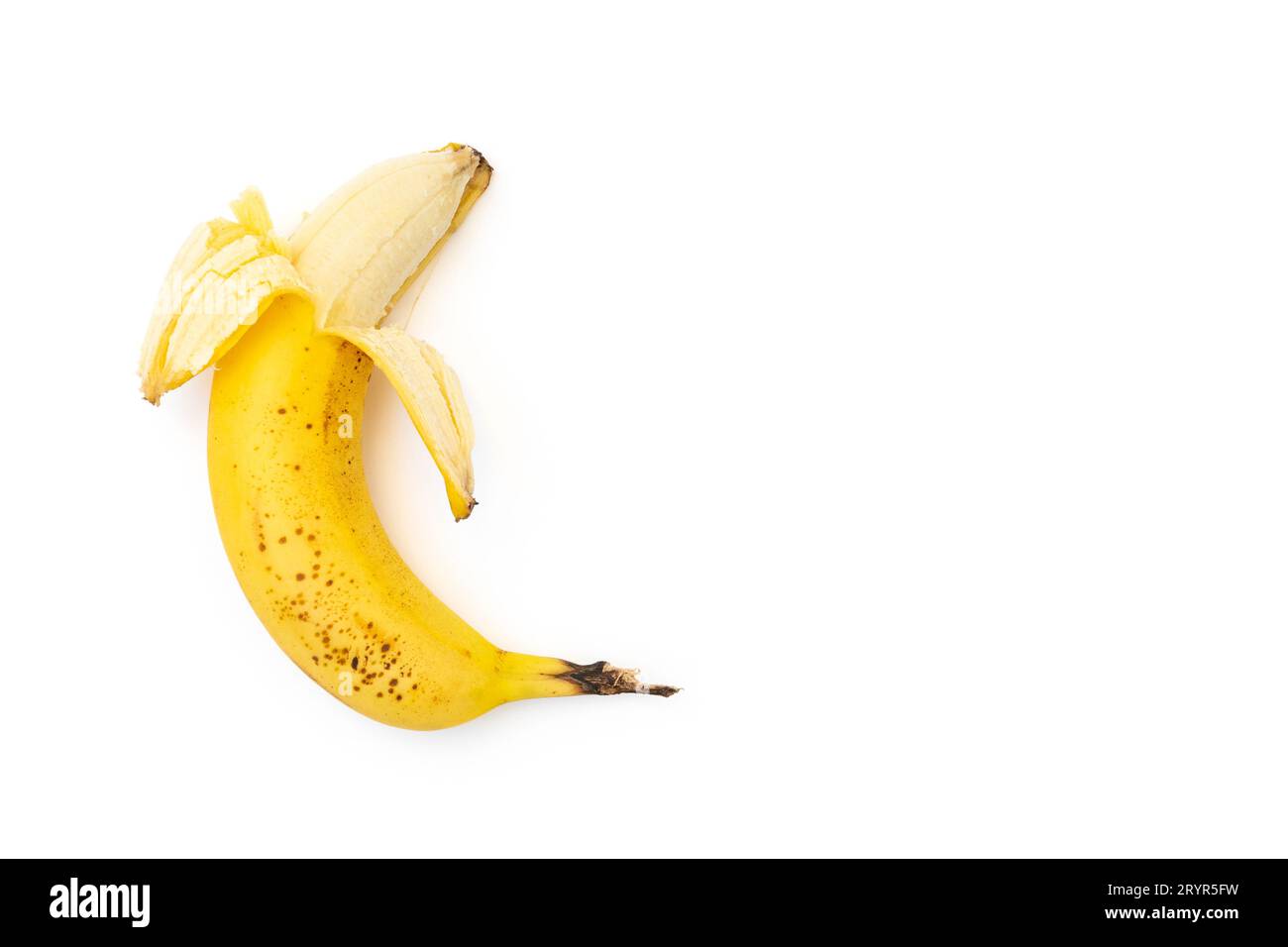 Banane à moitié pelée sur fond blanc, copie-espace Banque D'Images