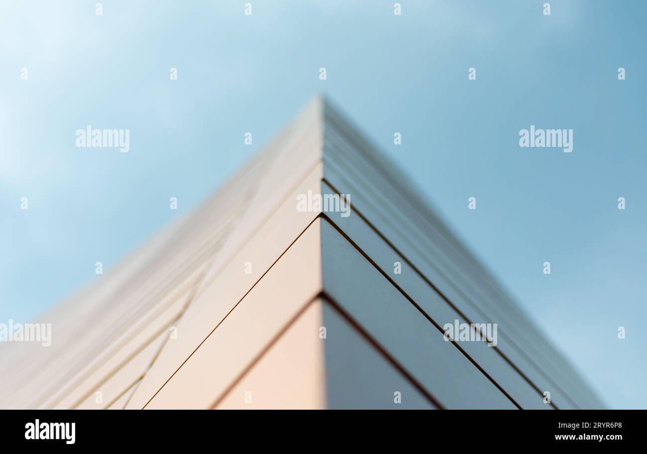 Fermer le mur d'un bâtiment moderne contre un ciel bleu Banque D'Images