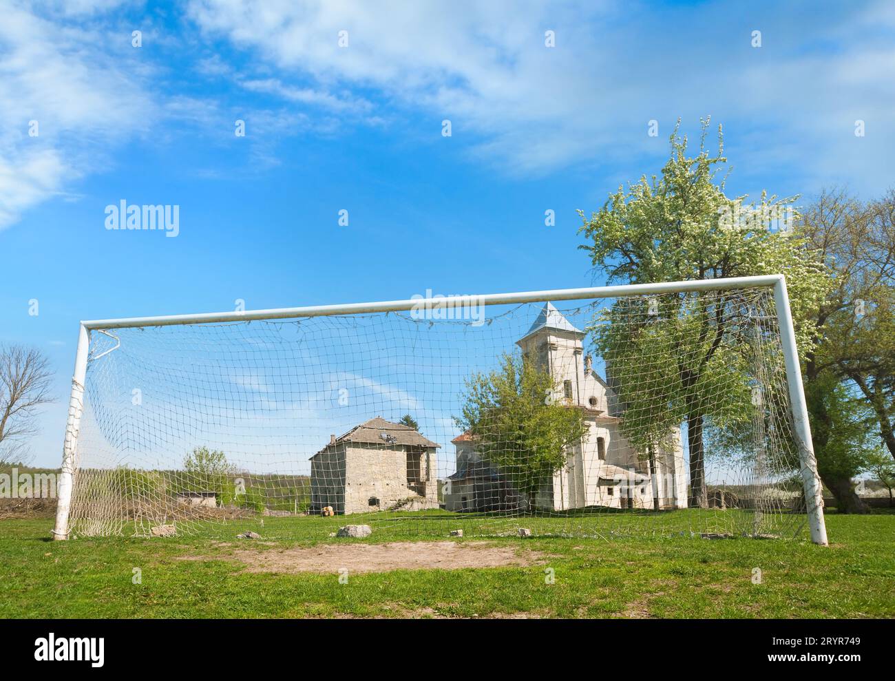 Ancienne église et but de football Sydoriv (village, région de Ternopil, Ukraine) Banque D'Images