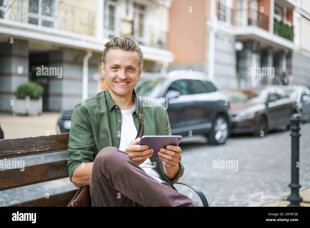 Intégration de la technologie dans la vie quotidienne, car l'homme utilise des dispositifs numériques pour l'information et la communication. Homme blond search Banque D'Images