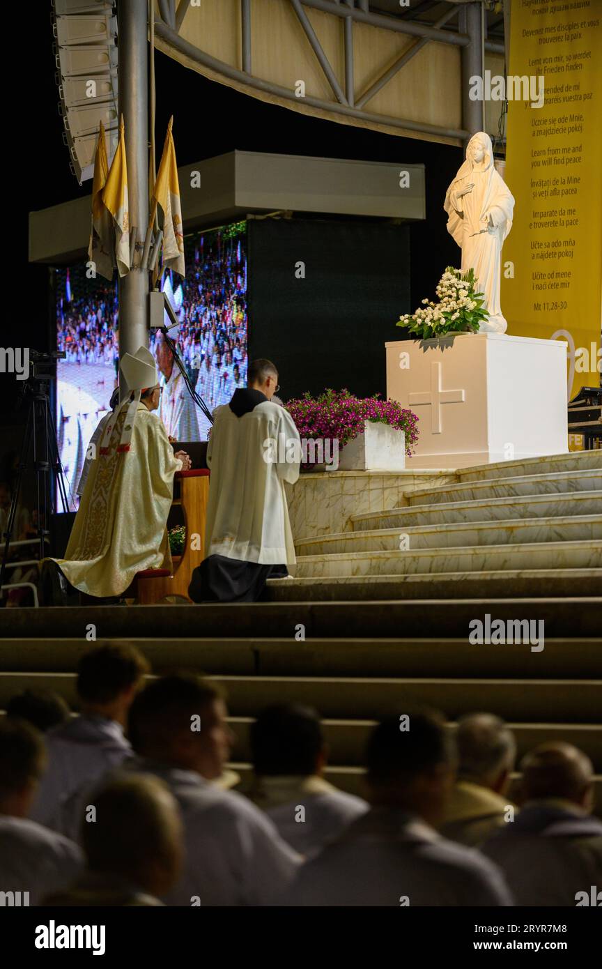 Le cardinal Juan José Omella priant le chapelet de la paix devant la statue de la Vierge Marie. Mladifest 2022, la fête de la jeunesse, à Medjugorje. Banque D'Images