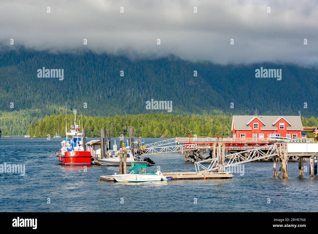 Les bateaux à moteur s'amarent aux jetées sur la baie de l'océan Pacifique à Tofino Banque D'Images