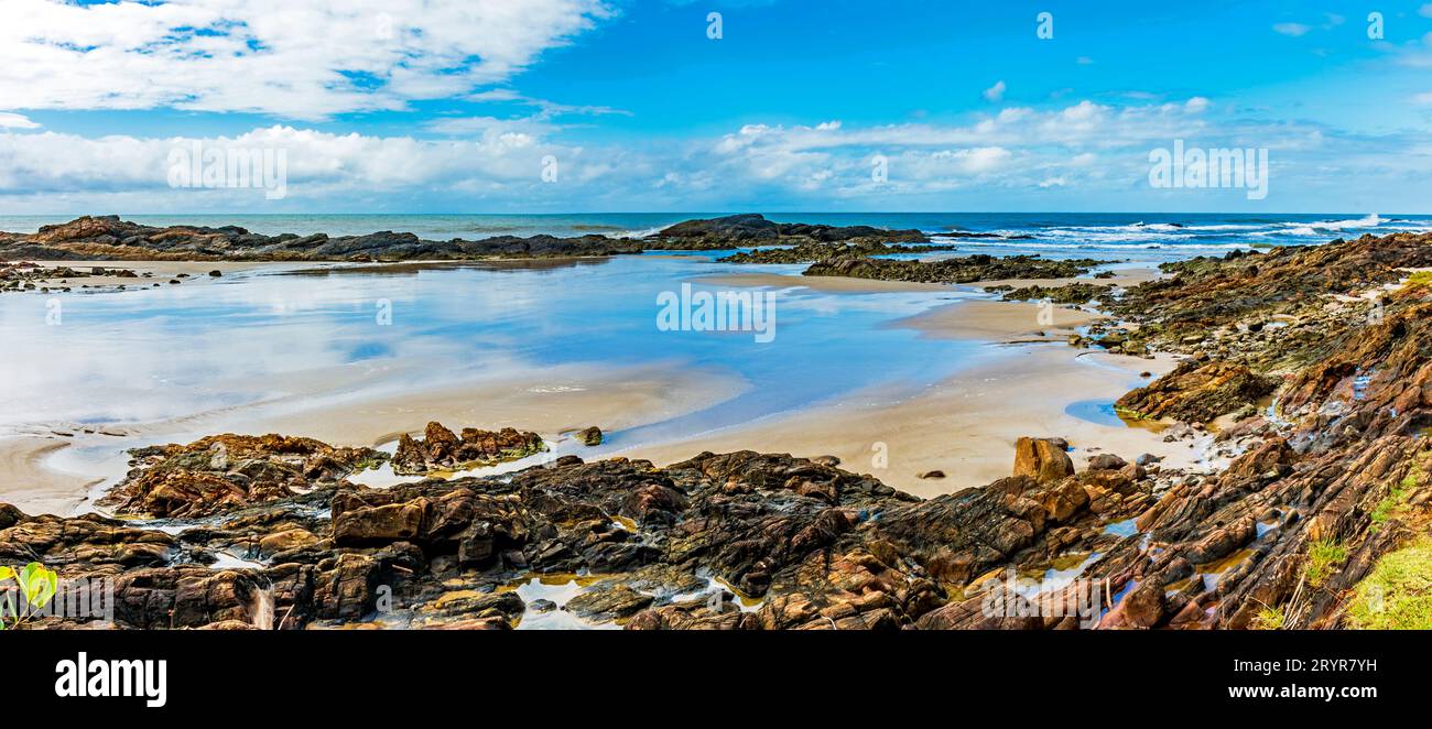 Image panoramique d'une belle plage déserte et rocheuse Banque D'Images