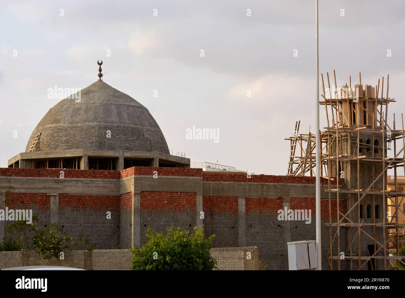 Une nouvelle mosquée en construction, la construction d'une nouvelle grande mosquée Masjid au Caire, en Egypte, avec un grand dôme et un minaret haut, échafaudages en bois, mosquées sont p Banque D'Images